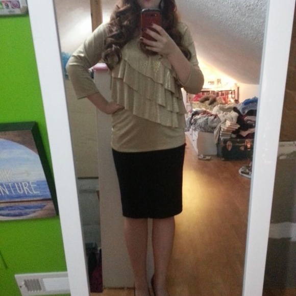 Super fun gold leopard tops - Picture 4 of 4